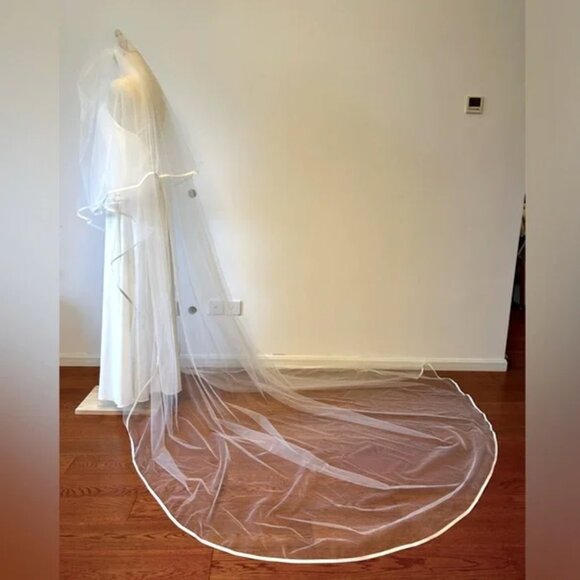 Elegant White Bridal Veil - Classic Wedding Accessory